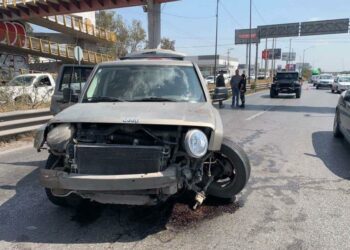 Colisión entre camión y Jeep en carretera 57