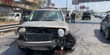 Colisión entre camión y Jeep en carretera 57