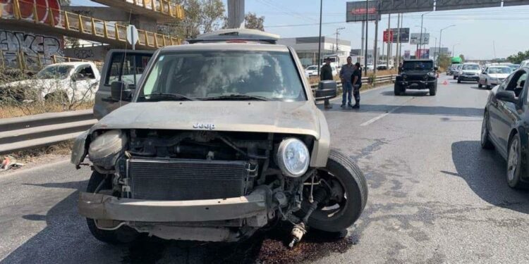 Colisión entre camión y Jeep en carretera 57