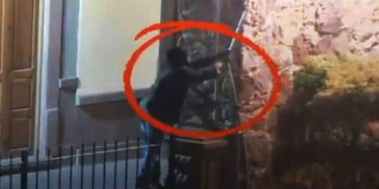 Video | Capturan a sujeto por daños en el alumbrado de Plaza de Aranzazú