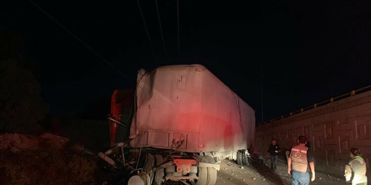Fotos | Un trailero derriba bardas y un poste en la Fracción Rivera