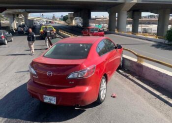 Accidente en el distribuidor Juárez deja daños materiales