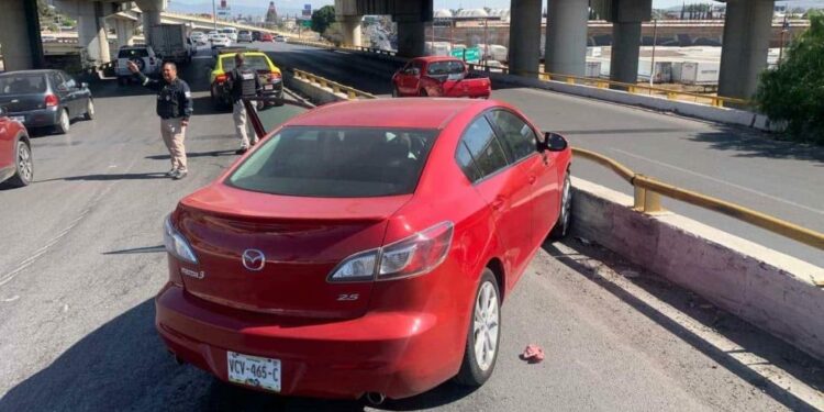 Accidente en el distribuidor Juárez deja daños materiales