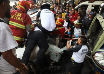 1 personas mueren luego de que un autobús cayera del Puente Belice en Guatemala