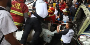 1 personas mueren luego de que un autobús cayera del Puente Belice en Guatemala