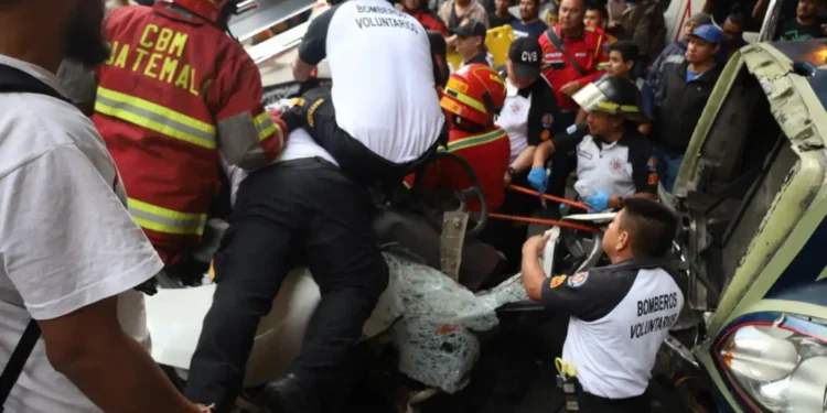 1 personas mueren luego de que un autobús cayera del Puente Belice en Guatemala