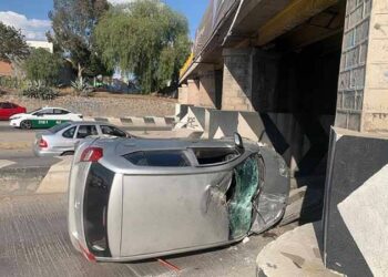 Choque y volcadura en el Río Santiago y el puente San Felipe