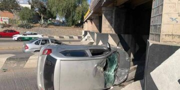 Choque y volcadura en el Río Santiago y el puente San Felipe