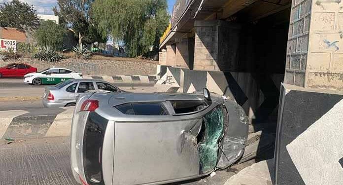 Choque y volcadura en el Río Santiago y el puente San Felipe