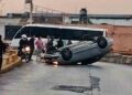 Choque y volcadura en la Alameda