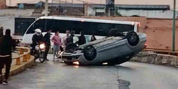 Choque y volcadura en la Alameda