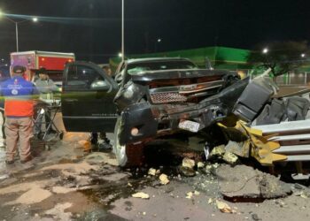 Camioneta se estrella en Circuito Potosí; una persona herida