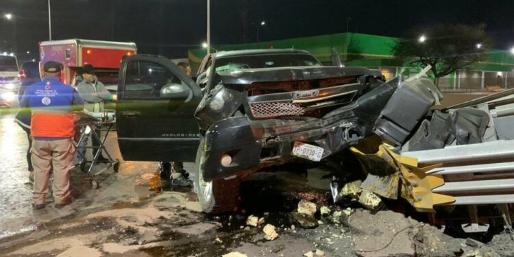 Camioneta se estrella en Circuito Potosí; una persona herida