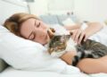 ¿Es malo dormir con tu mascota? Conoce los beneficios y riesgos