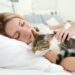 ¿Es malo dormir con tu mascota? Conoce los beneficios y riesgos