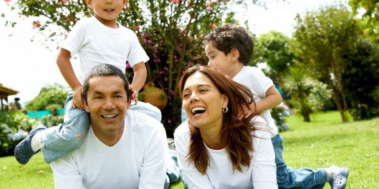 De la madre o del padre: la ciencia revela de quién heredan los hijos la inteligencia