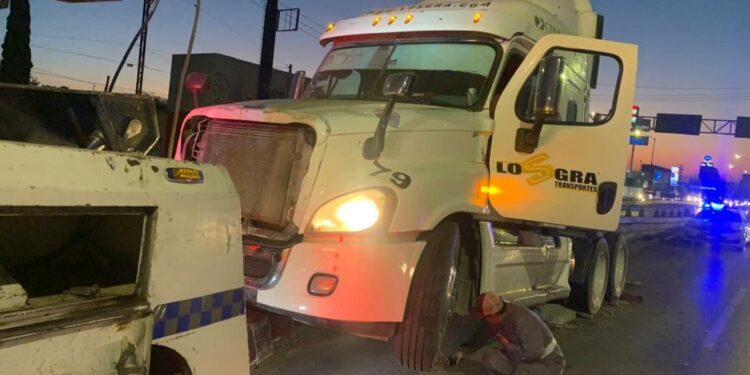 Conductor de tracto choca con la guarnición al quedarse dormido
