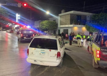 Accidente entre dos vehículos deja ciclista herido en el cruce de Himno Nacional y 5 de Mayo