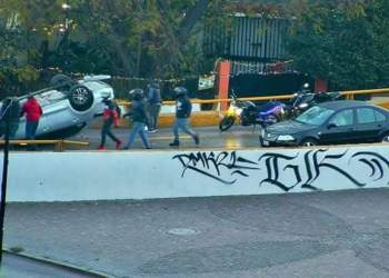 Auto vuelca en la curva de la Avenida Universidad en Dirección a la Alameda