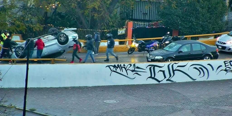 Auto vuelca en la curva de la Avenida Universidad en Dirección a la Alameda