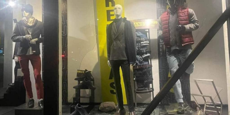 Reportan ‘Cristalazo’ en tienda  en Avenida Venustiano Carranza