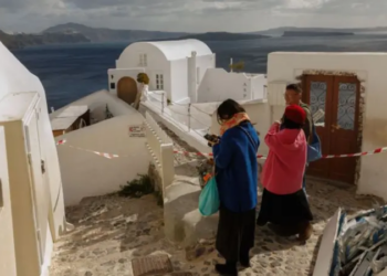 Declaran el estado de emergencia en la isla griega de Santorini después de una serie de sismos que llevó a la evacuación de más de 11.000 personas