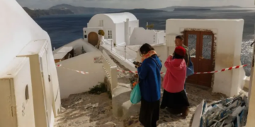 Declaran el estado de emergencia en la isla griega de Santorini después de una serie de sismos que llevó a la evacuación de más de 11.000 personas