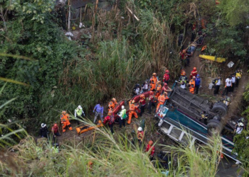 Accidente de autobús en Ciudad de Guatemala deja más de 40 muertos; labores de rescate continúan