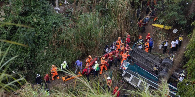Accidente de autobús en Ciudad de Guatemala deja más de 40 muertos; labores de rescate continúan