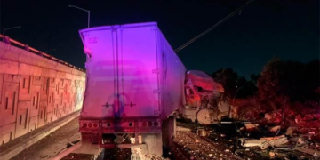 Tráiler choca contra varios objetos fijos en el Anillo Periférico Oriente; conductor sufrió golpes leves