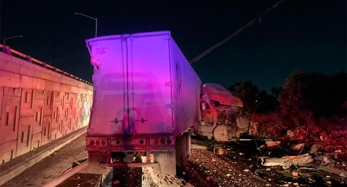 Tráiler choca contra varios objetos fijos en el Anillo Periférico Oriente; conductor sufrió golpes leves