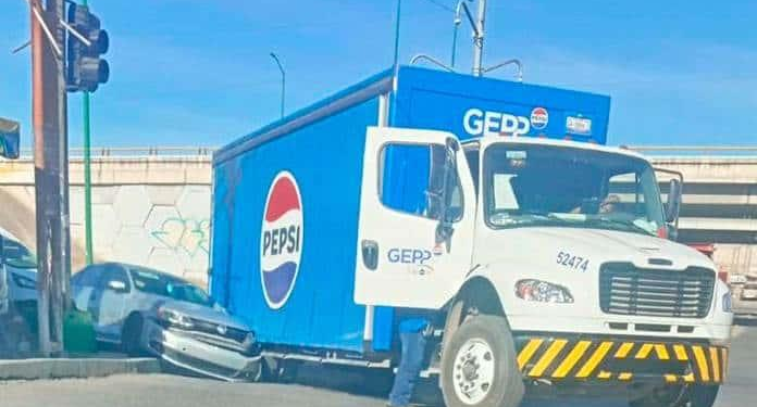 Aparatoso Accidente en Colonia Pavón, Soledad de Graciano Sánchez, deja solo daños materiales