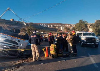 Conductor de tráiler muere tras aparatosa volcadura en el bulevar Rocha Cordero
