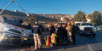 Conductor de tráiler muere tras aparatosa volcadura en el bulevar Rocha Cordero