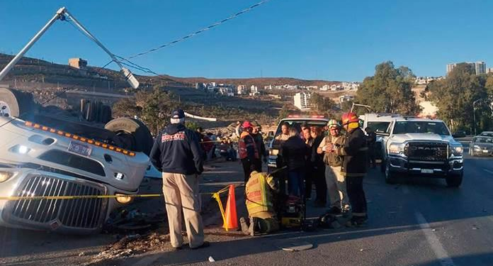 Conductor de tráiler muere tras aparatosa volcadura en el bulevar Rocha Cordero