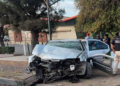 Automóvil queda destrozado tras choque con señalética frente a Sendero