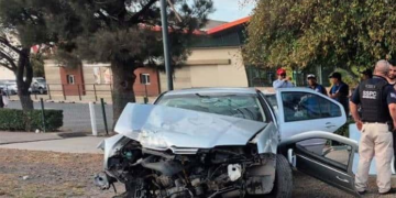 Automóvil queda destrozado tras choque con señalética frente a Sendero