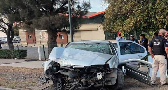 Automóvil queda destrozado tras choque con señalética frente a Sendero