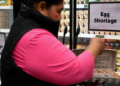 Por qué se ha disparado el precio de los huevos en EE.UU. y hasta los supermercados racionan su compra