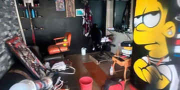 Policías evitan quema de barbería en colonia Pavón tras asesinato de joven
