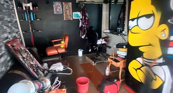 Policías evitan quema de barbería en colonia Pavón tras asesinato de joven