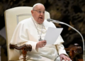 Vaticano informa que el Papa Francisco enfrenta una ‘situación clínica compleja’ y permanecerá hospitalizado