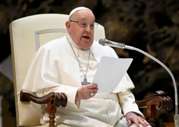 Vaticano informa que el Papa Francisco enfrenta una ‘situación clínica compleja’ y permanecerá hospitalizado