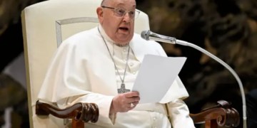 Vaticano informa que el Papa Francisco enfrenta una ‘situación clínica compleja’ y permanecerá hospitalizado