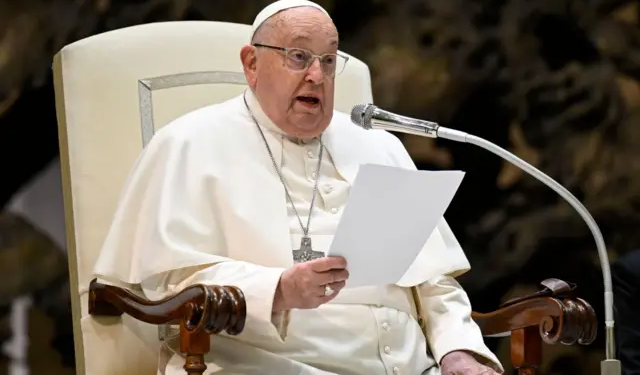 Vaticano informa que el Papa Francisco enfrenta una ‘situación clínica compleja’ y permanecerá hospitalizado