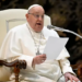 Vaticano informa que el Papa Francisco enfrenta una ‘situación clínica compleja’ y permanecerá hospitalizado