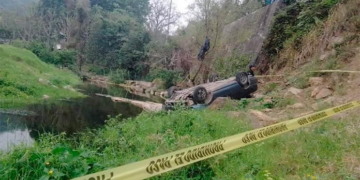 Mujer muere en trágico accidente vehicular en el eje Tancanhuitz-Carrizo, cerca de Chacatitla 1