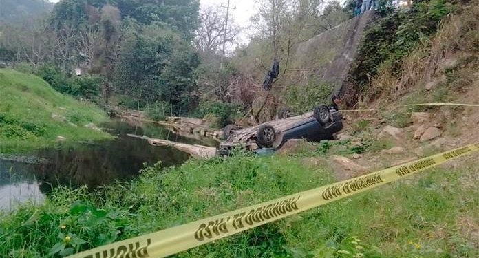 Mujer muere en trágico accidente vehicular en el eje Tancanhuitz-Carrizo, cerca de Chacatitla 1