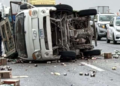 Volcadura de camioneta en carretera 57 deja solo daños materiales