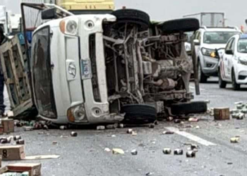 Volcadura de camioneta en carretera 57 deja solo daños materiales